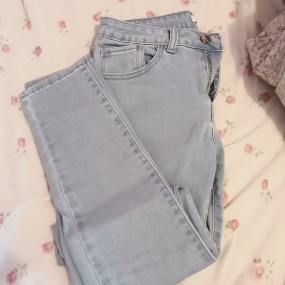 2FOR30 Forever 21 Light Wash Stretchy Skinny Jeans - Picture 4 of 4